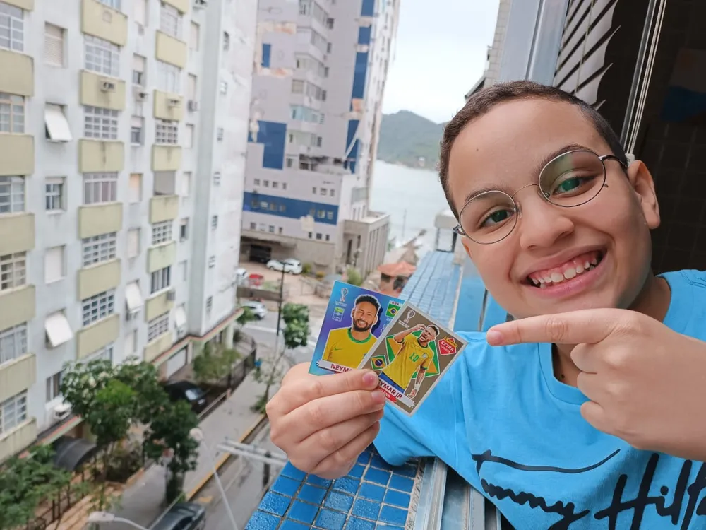 Menino de São Vicente encontra duas figurinhas, entre elas, a dourada de  Neymar em um só pacote - Jornal da Orla