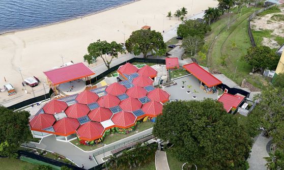 Prefeitura de Manaus realiza entrega de cestas básicas para permissionários afetados pela interdição da praia da Ponta Negra