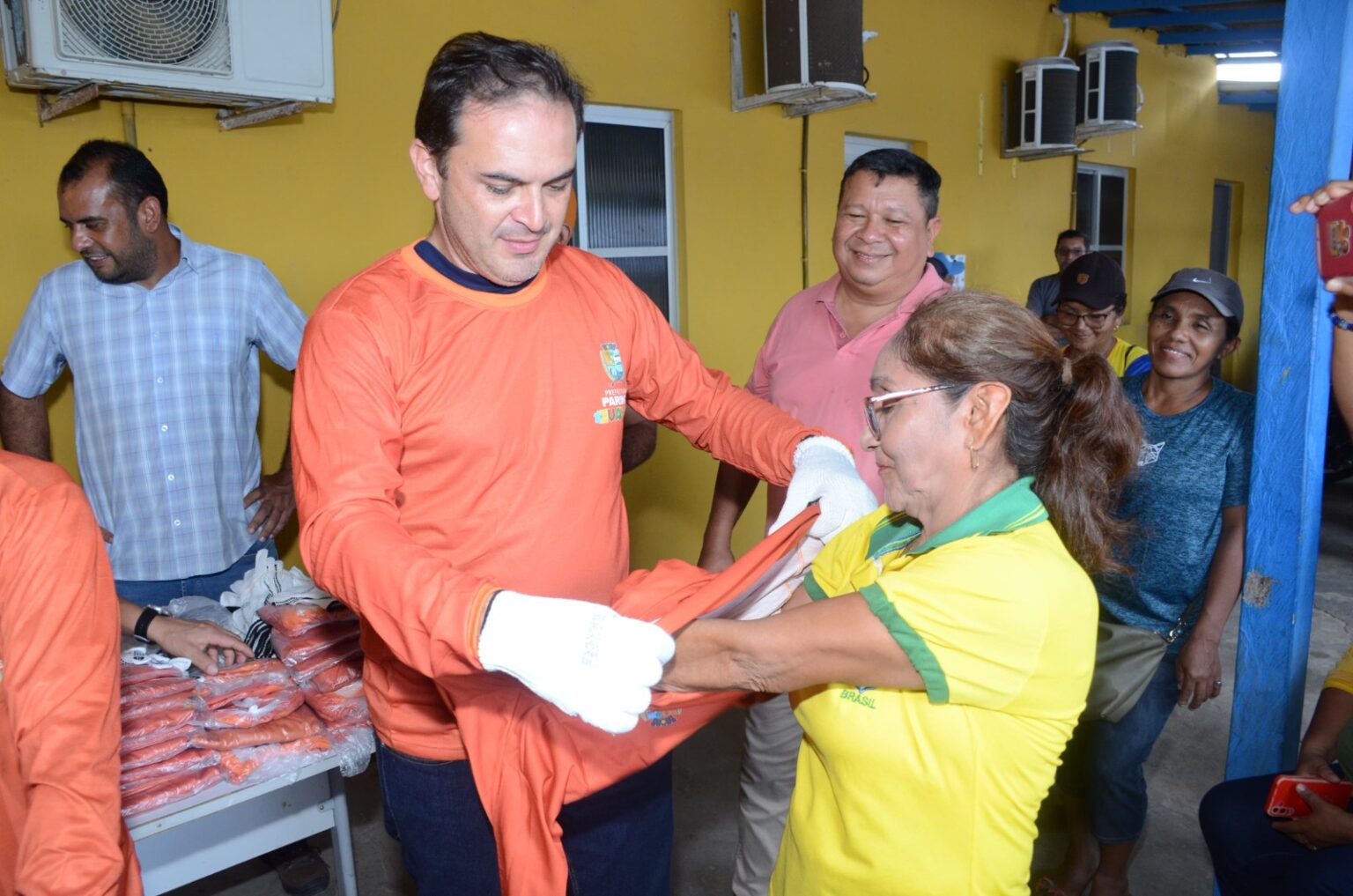 PARINTINS Prefeito Mateus Assayag entrega EPI e fardamentos à servidores da Limpeza Pública