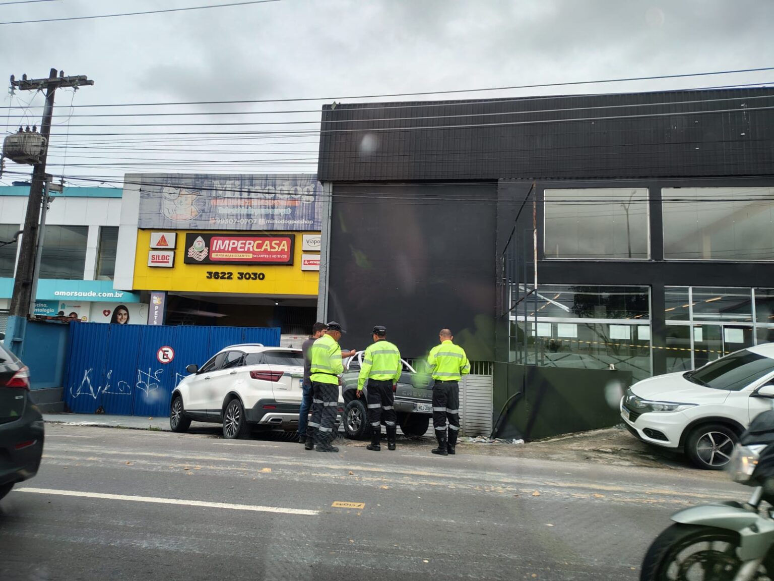 OPERAÇÃO ‘Calçada Livre’ autua 18 veículos por estacionamento irregular na zona Norte