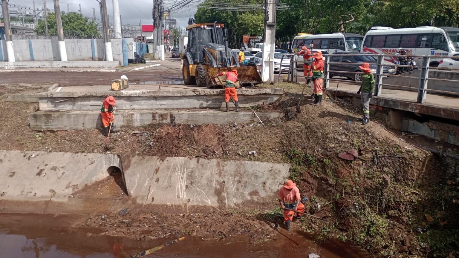 MEIO AMBIENTE Prefeitura amplia frentes de trabalho de limpeza em igarapés de Manaus