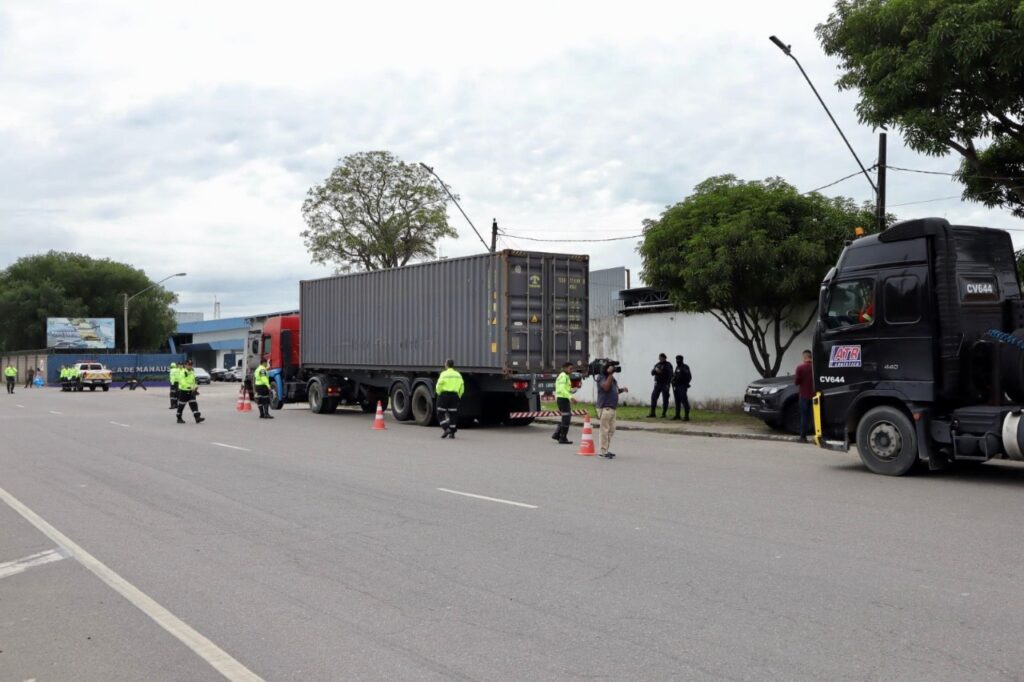 Operação ‘Carga Pesada’ retira 14 caminhões das ruas de Manaus por irregularidades