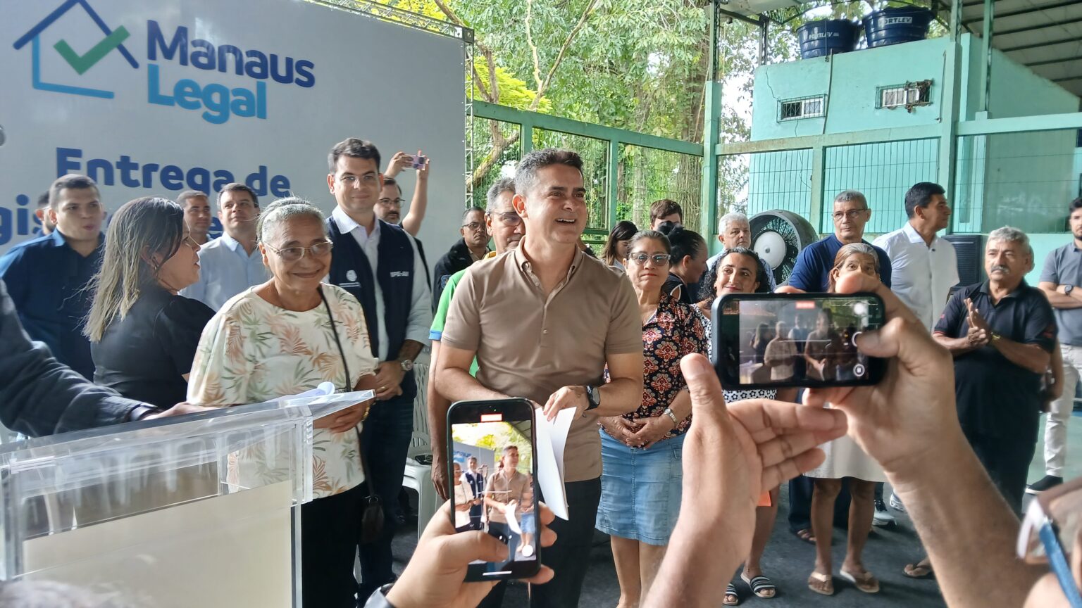 Prefeito David Almeida, Jesus Alves e Eduardo Braga entregam 1.000 registros de imóveis a famílias do bairro Zumbi dos Palmares