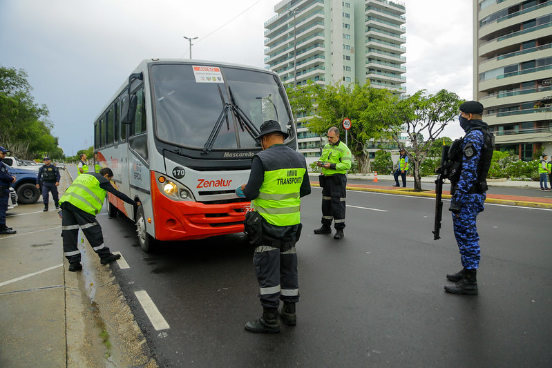 PREFEITURA de Manaus realiza operação de combate ao transporte clandestino na Ponta Negra
