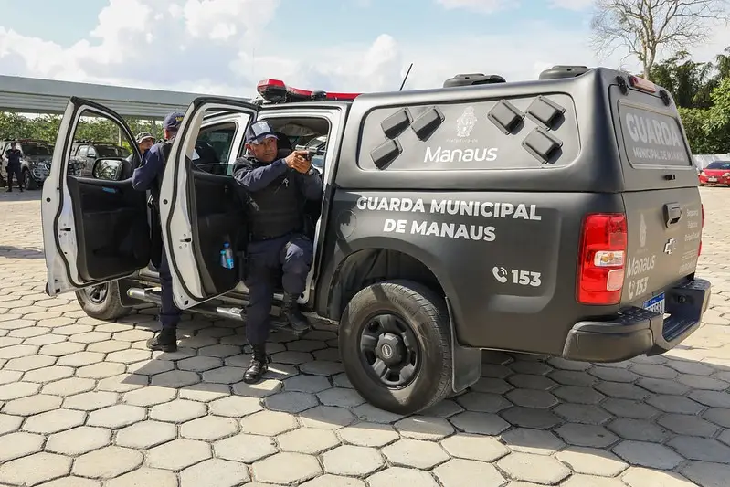 Guardas municipais recuperam veículo roubado em ação na madrugada desta segunda-feira (24)