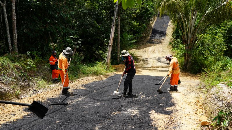 Prefeitura de Manaus realiza serviço de pavimentação no ramal Uberê