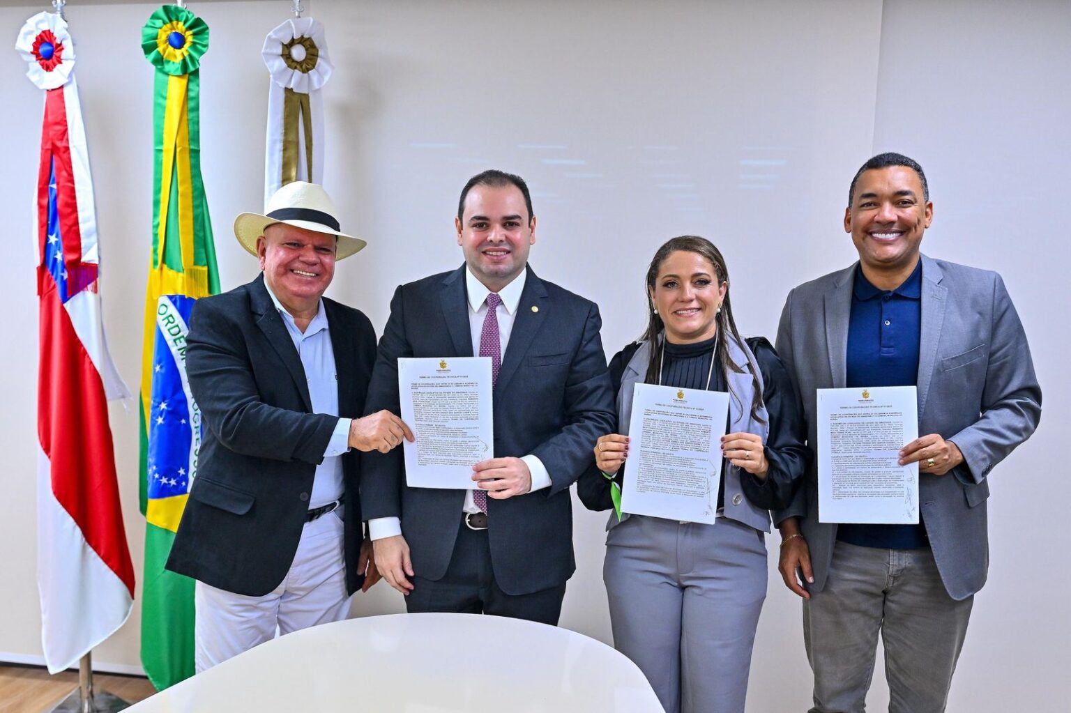 ROBERTO CIDADE assina termo de cooperação com a Câmara de Borba para revisão da Lei Orgânica do município