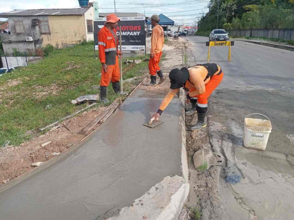 INFRAESTRUTURA Prefeitura de Manaus atua com frentes de obras em zonas diferentes com os serviços de implantação de drenagem superficial