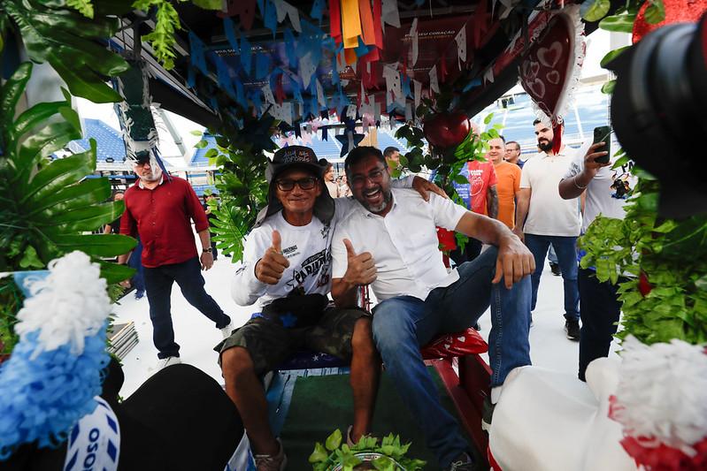 FESTIVAL DE PARINTINS Governador Wilson Lima entrega triciclos reformados e uniformes para reforçar transporte turístico