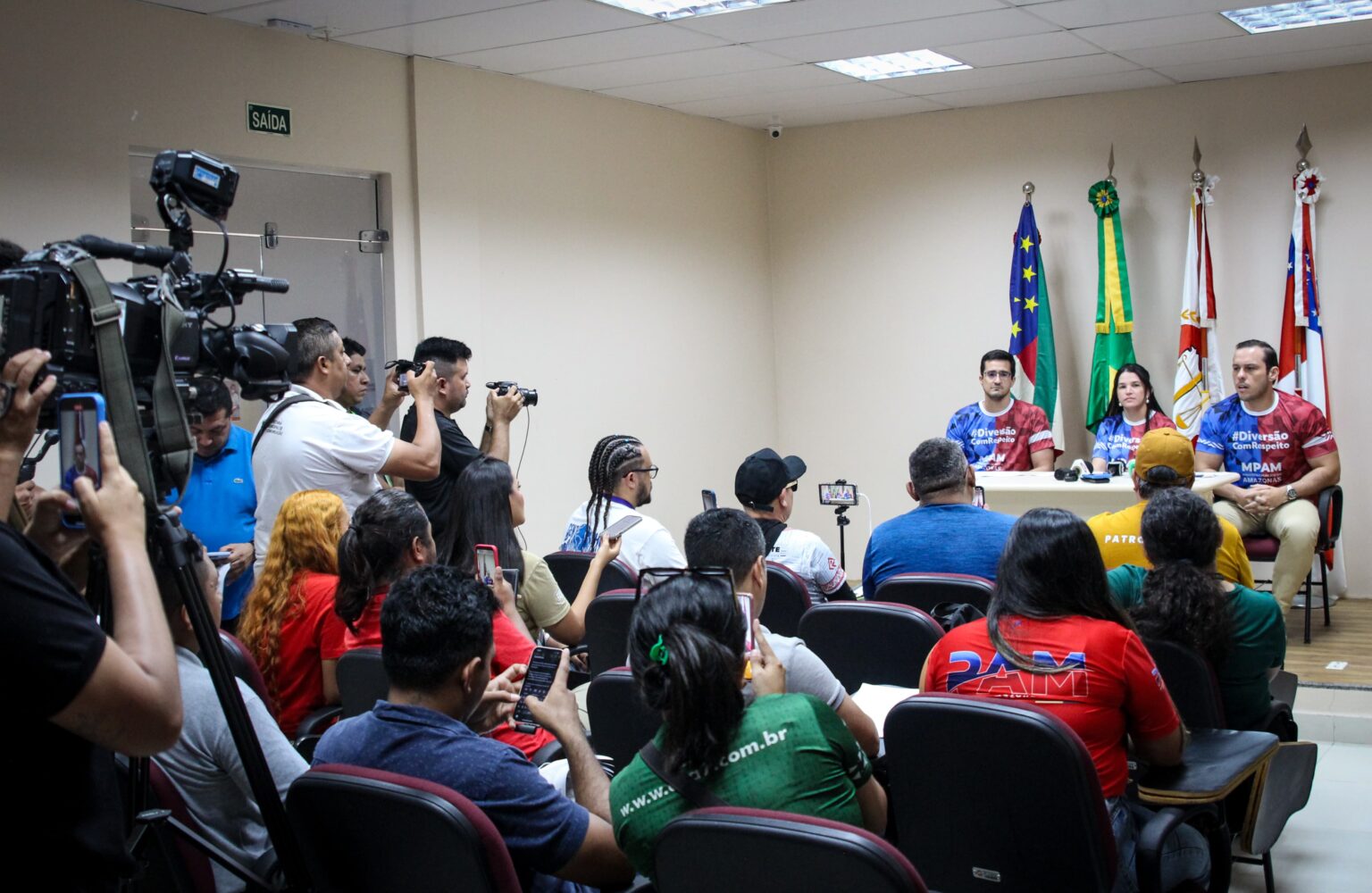 MPAM reúne autoridades e associações em Parintins para combater ocupação irregular e venda de lugares