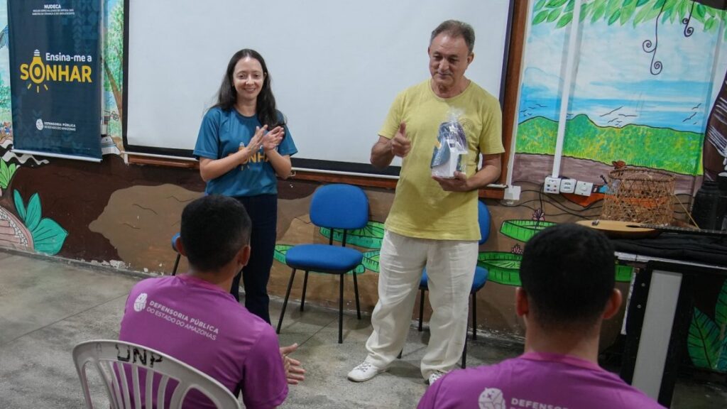 Defensoria leva o poeta Celdo Braga para inspirar socioeducandos do Dagmar Feitosa a empreender na música