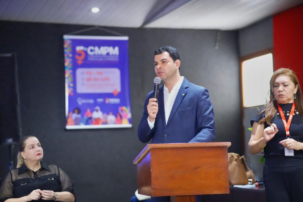 Saullo Vianna destaca avanços na proteção e autonomia feminina em conferência com ministra das Mulheres, Márcia Lopes