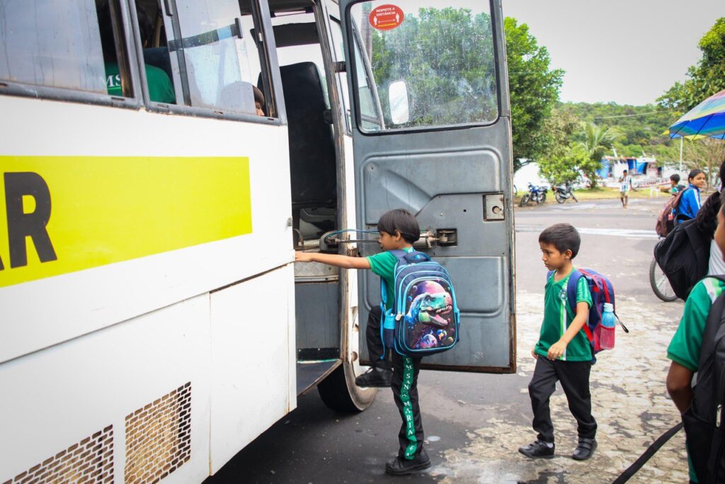 Prefeitura de Parintins entrega micro-ônibus à Escola Municipal Santa Maria, no Mocambo