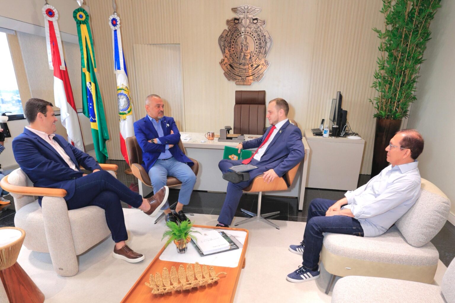 Prefeito em exercício Renato Junior visita TJ-AM e defende diálogo entre os poderes: ‘Harmonia institucional beneficia o povo’
