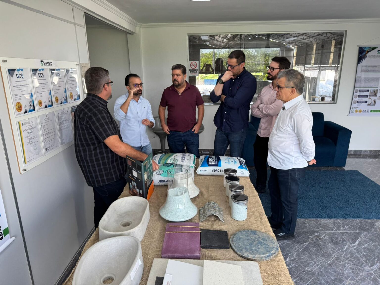POLO INDUSTRIAL DE MANAUS Empresa do PIM pioneira em reciclagem de vidro recebe visita da Suframa