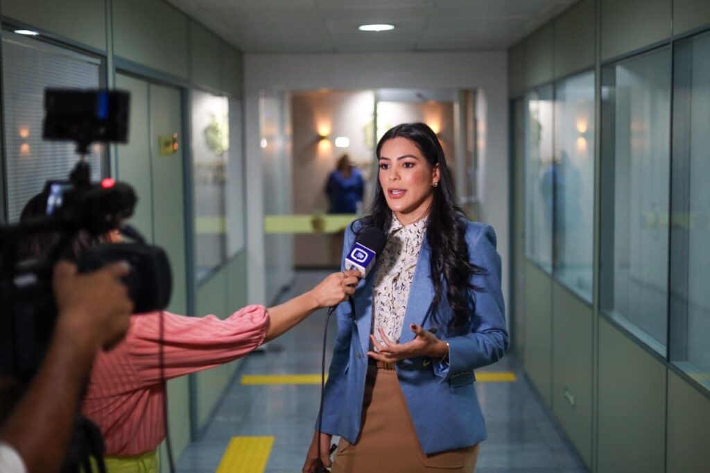 Deputada Mayra Dias denuncia situação precária das escolas estaduais no Amazonas