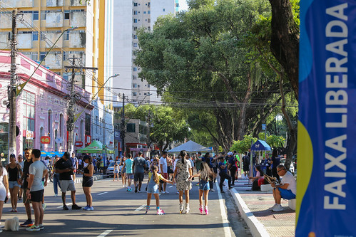 Prefeito David Almeida lança faixa liberada na avenida Getúlio Vargas e resgata área de convivência para famílias no centro de Manaus