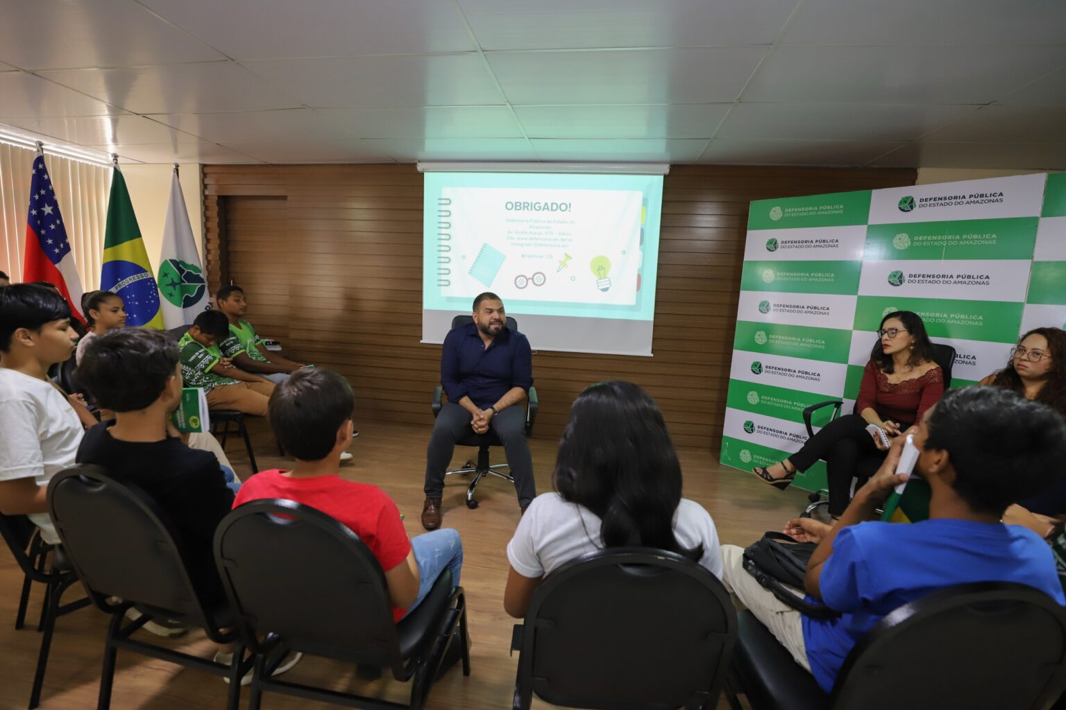 Defensoria Pública realiza educação em direitos com adolescentes do projeto “Empodera Gera Ação” para roda de conversa sobre direitos e cidadania