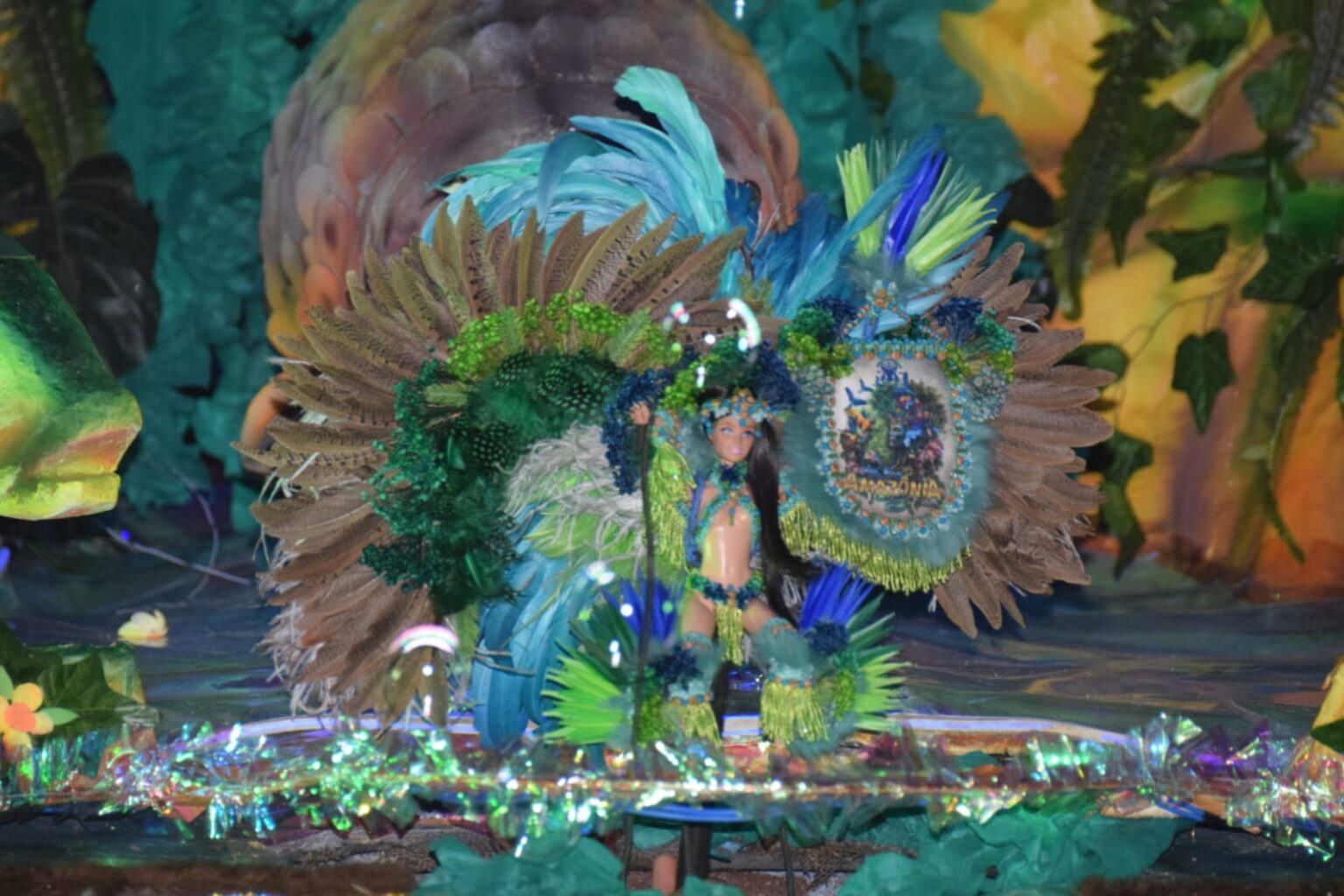 Show de cores na noite de disputa dos bois em miniatura Caprichoso e Garantido nesta sexta-feira (22)
