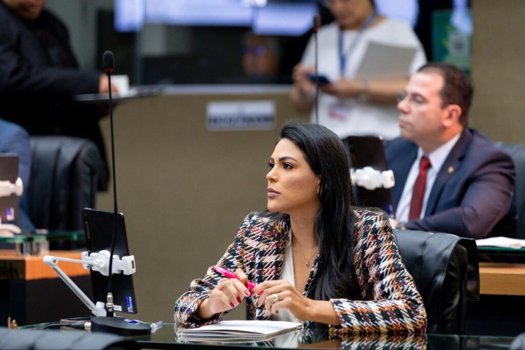 Deputada Mayra Dias cobra funcionamento 24h de delegacias da mulher e propõe ampliar estrutura no estado