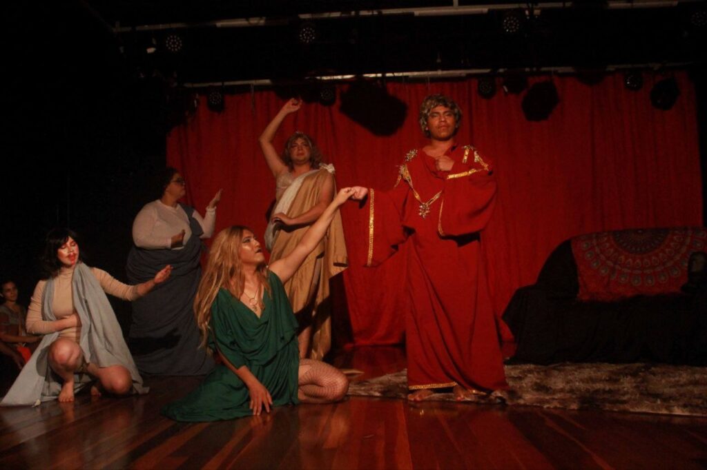 Teatro Gebes Medeiros recebe releitura de ‘Medéia em versão cômica, ousada e provocadora