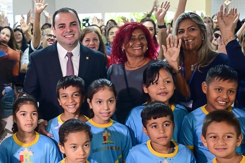 DIA DO ESTUDANTE Roberto Cidade destaca leis que fortalecem a educação e garantem oportunidades para os jovens amazonenses