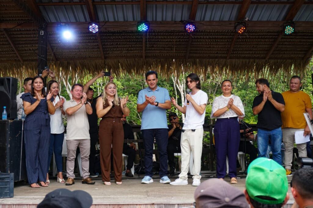 Mateus Assayag, Vanessa Gonçalves e o deputado Amom Mandel comemoram Dia dos Pais com idosos em manhã de lazer