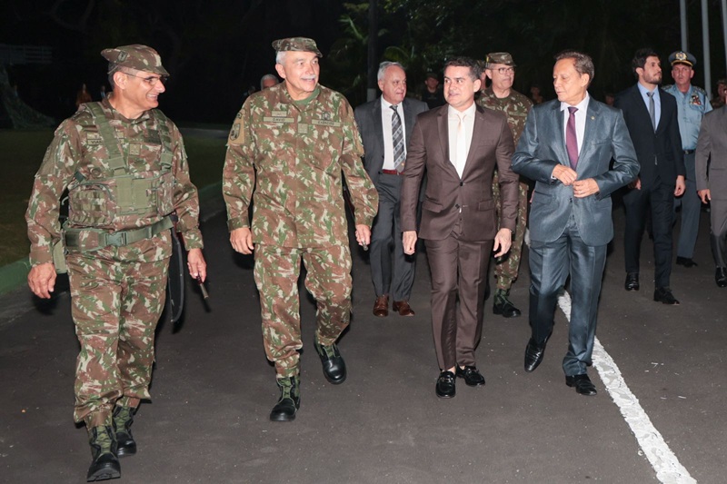 Prefeito David Almeida participa da troca de comando do CMA e reafirma compromisso de cooperação com as Forças Armadas