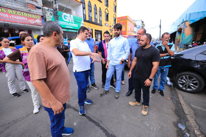 ‘Mutirão no Centro’ atende a pedido antigo de feirantes e nivela calçada que serve de estacionamento na Manaus Moderna