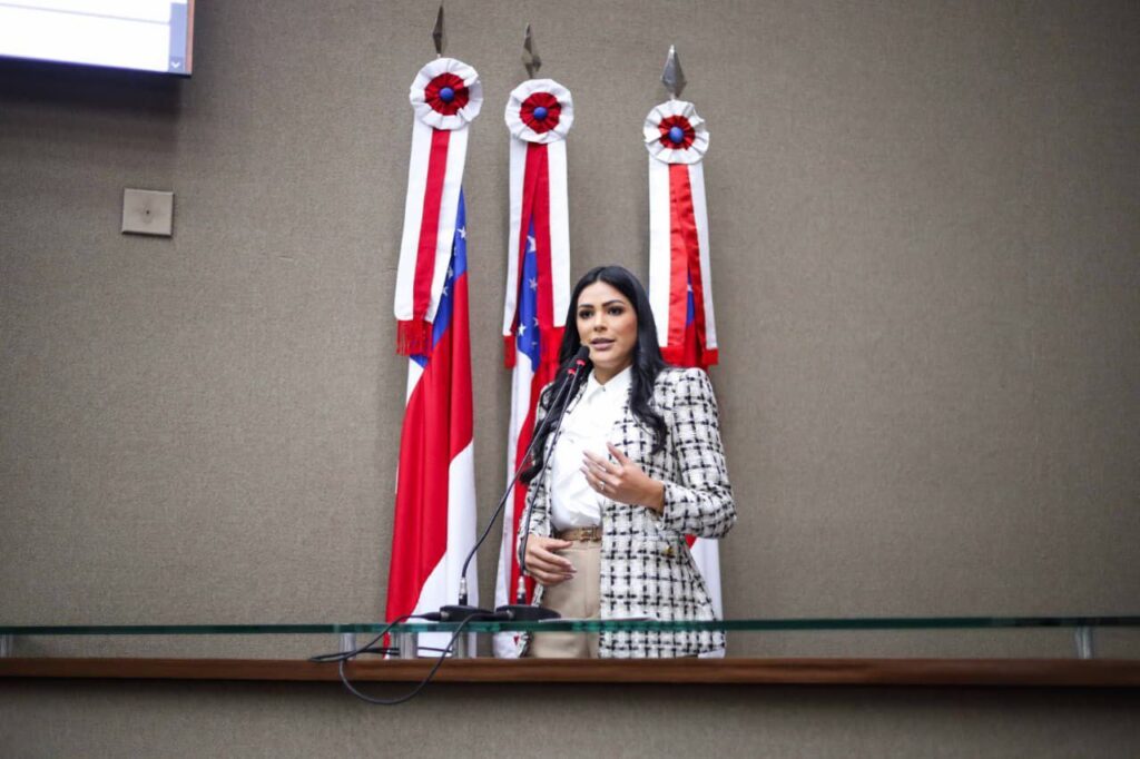 Deputada Mayra Dias cobra prioridade na educação e denuncia contratos milionários da Seduc