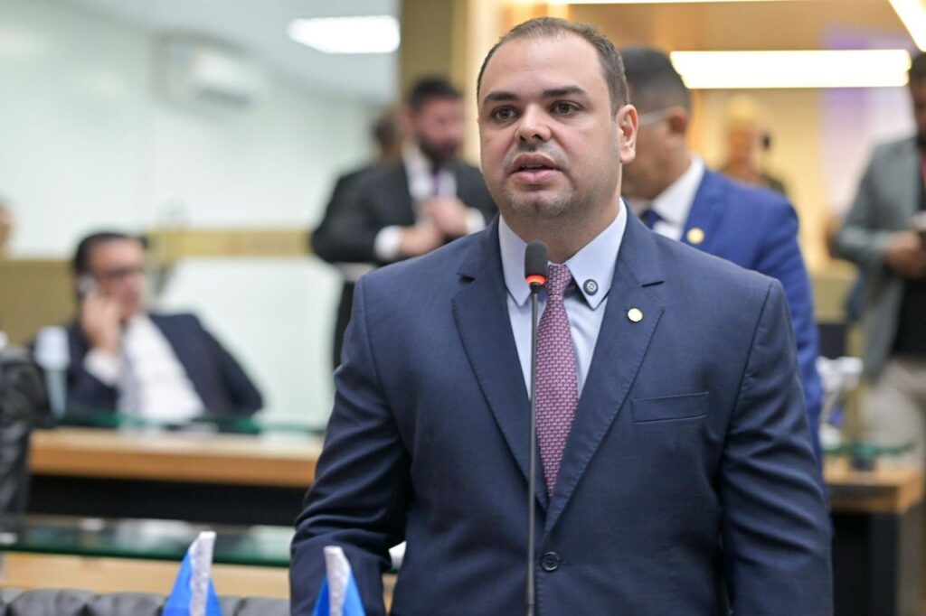 Roberto Cidade propõe aviso eletrônico via celular sobre remoção de veículos em estacionamento irregular