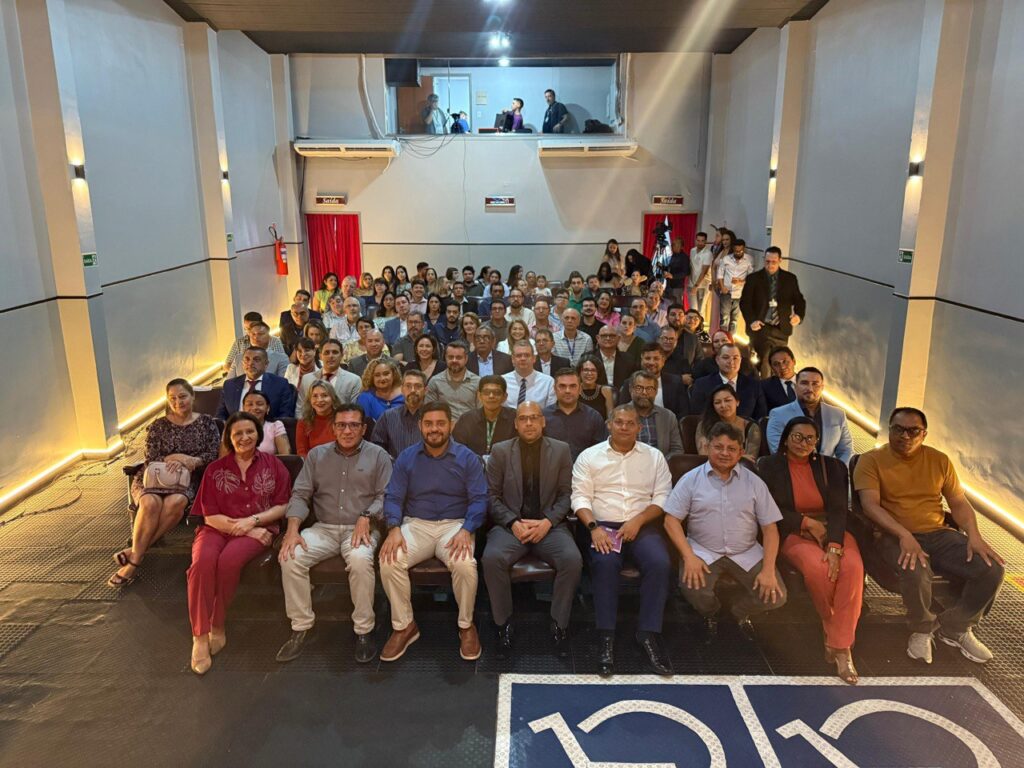 Deputado Sinésio Campos participa de posse de diretores da UEA e defende novos cursos no interior