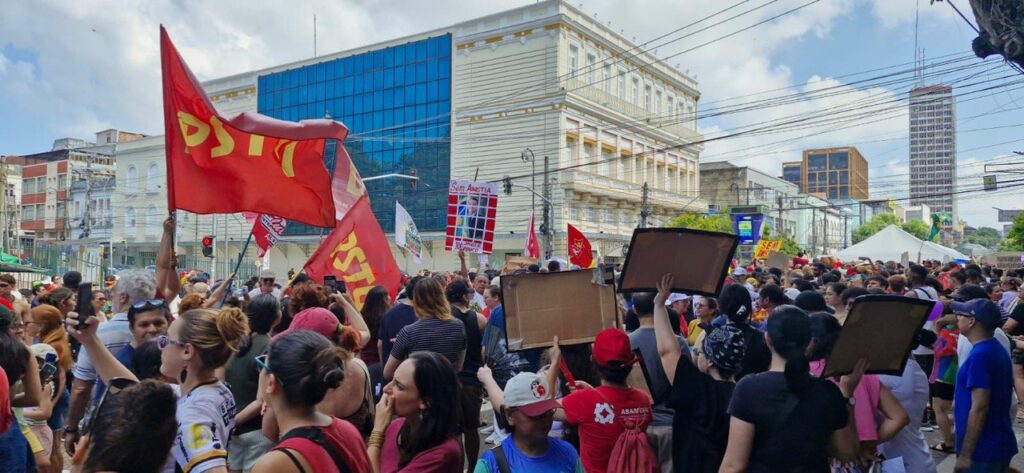 Protesto em Manaus defende a democracia e exige “sem anistia e sem perdão”