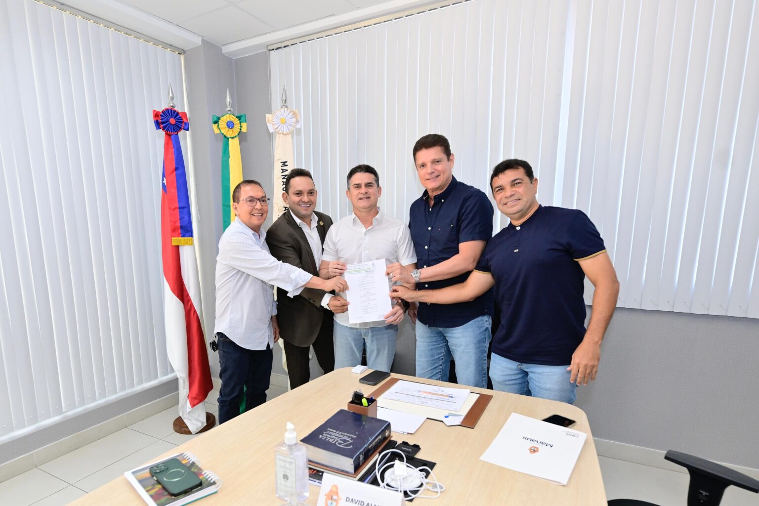 Prefeito David Almeida assina decreto que amplia autorizações de táxis em Manaus e beneficia mais de 6 mil motoristas auxiliares