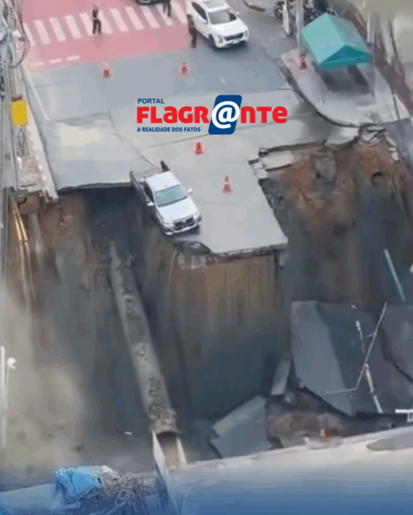 CRATERA GIGANTE engole carros e postes na Tailândia