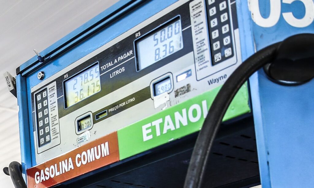 Petrobras reduz preço da gasolina em 4,9% a partir de terça-feira