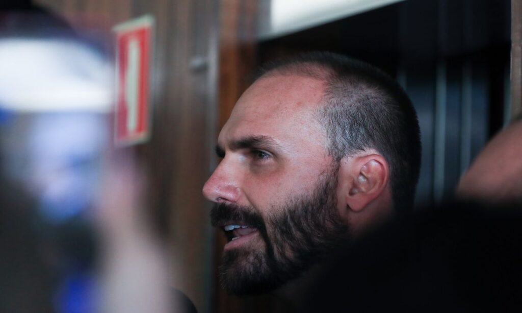 DPU defende rejeição de denúncia da PGR contra Eduardo Bolsonaro