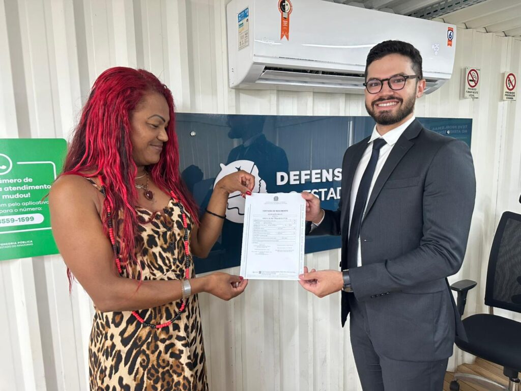 Com apoio da Defensoria, mulher trans conquista direito ao nome e nova certidão de nascimento, em Coari