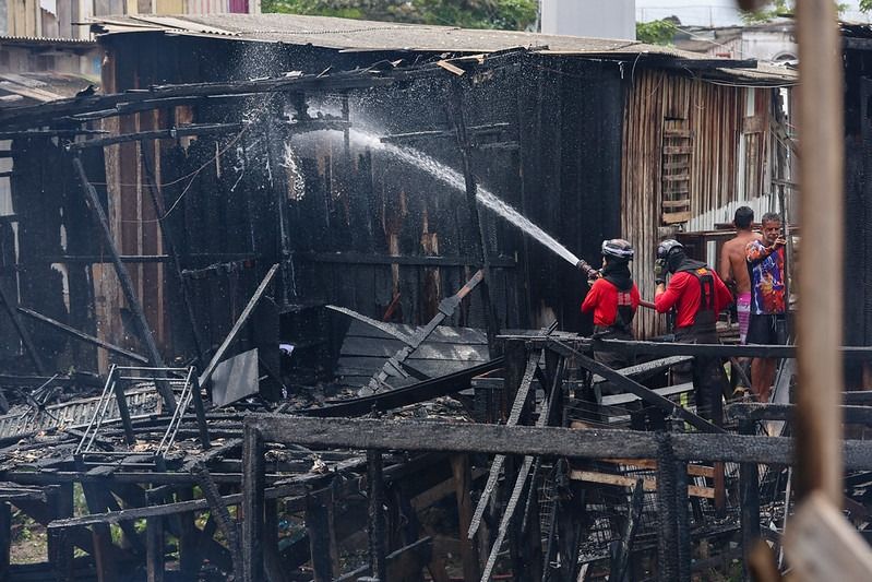 Atuação rápida do Corpo de Bombeiros evita propagação de fogo em residências na zona oeste de Manaus