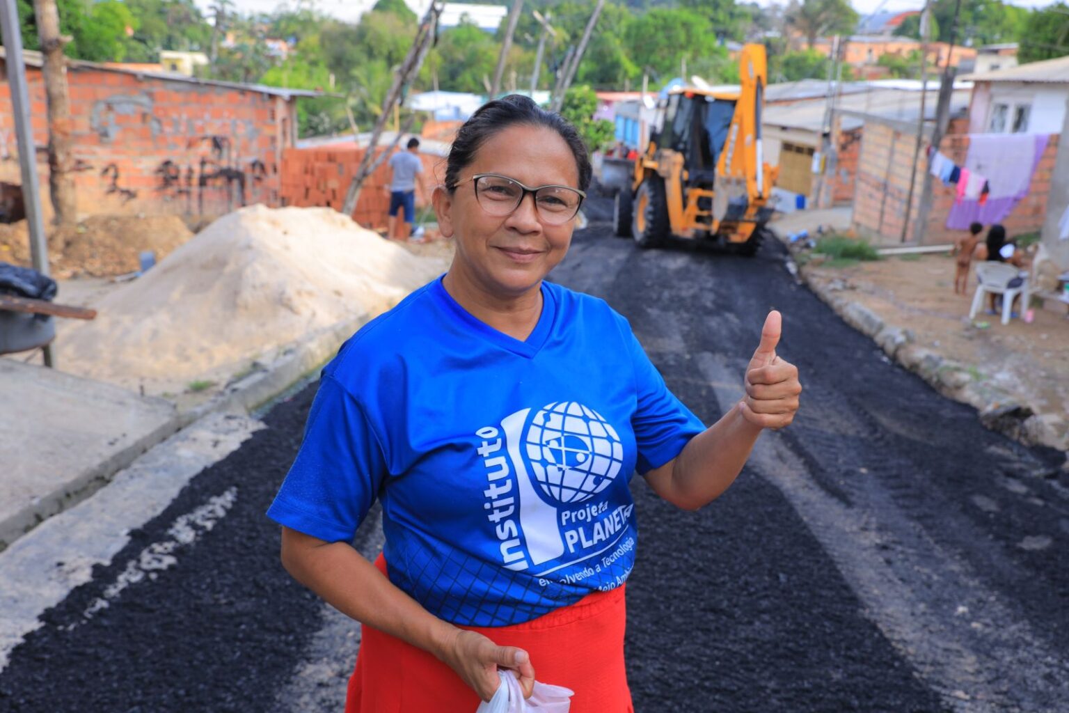 PREFEITURA de Manaus chega ao bairro Gilberto Mestrinho com obras de recuperação asfáltica