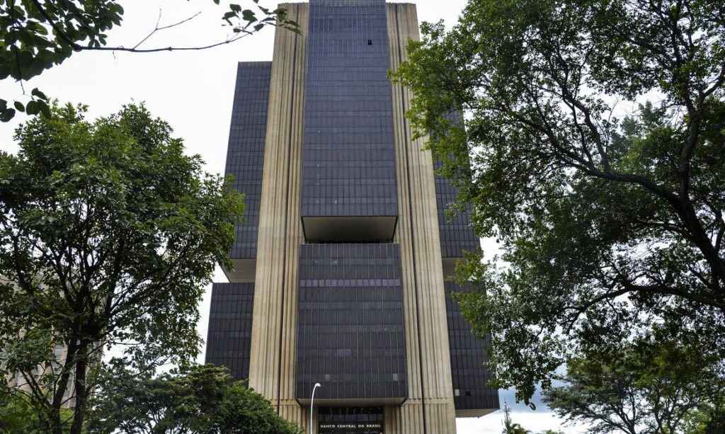 BC mantém juros básicos em 15% ao ano pela terceira vez seguida