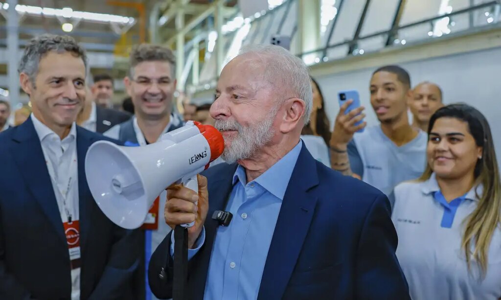 Lula assina medida que atualiza Programa de Alimentação do Trabalhador