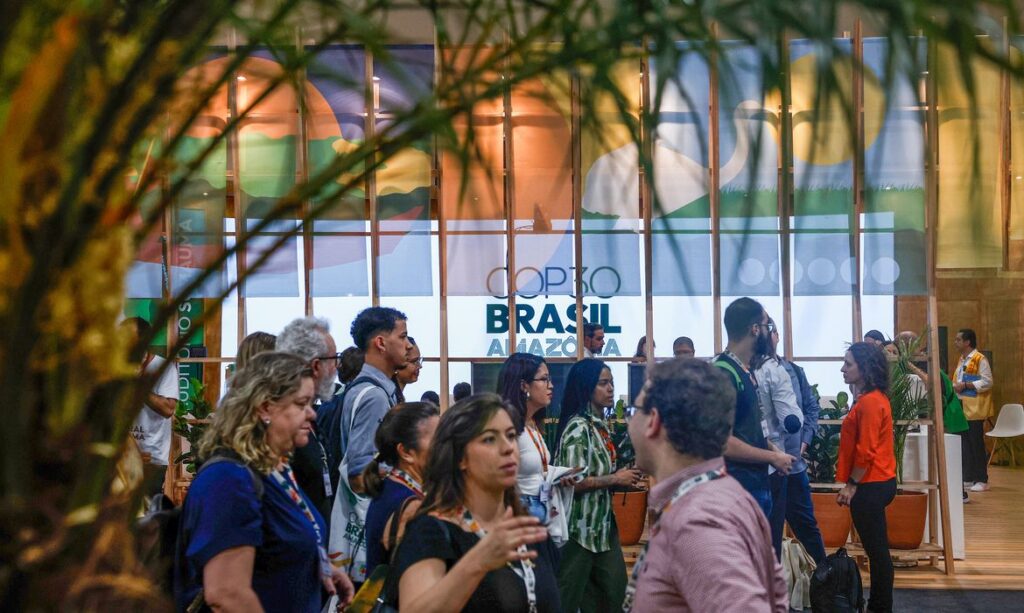 Ativistas protestam por transição justa e financiamento climático