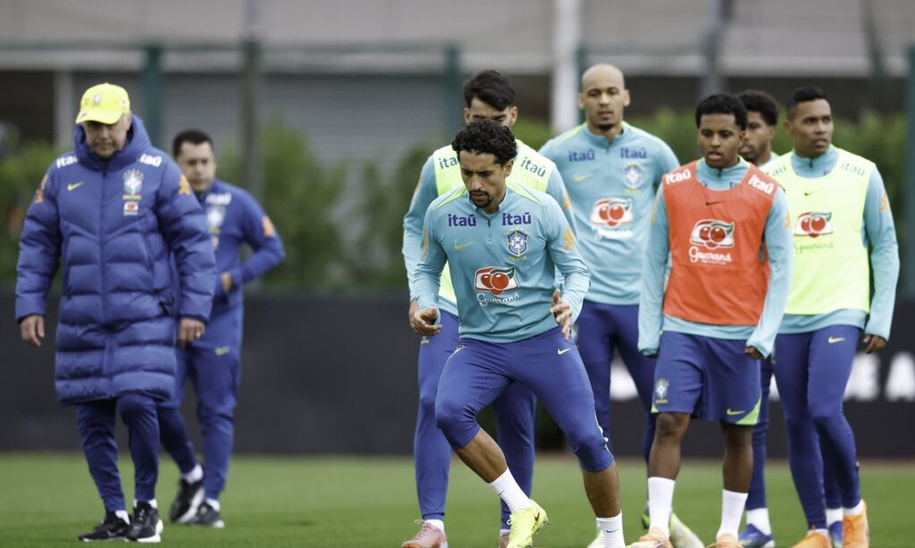 Com equipe completa, Ancelotti comanda atividade em Londres