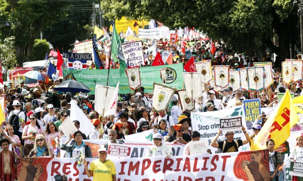 Marcha pelo Clima reúne 70 mil e leva força amazônica às ruas de Belém