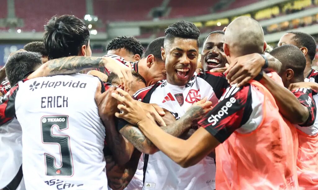 Flamengo goleia Sport e assume liderança; Palmeiras derrota Santos