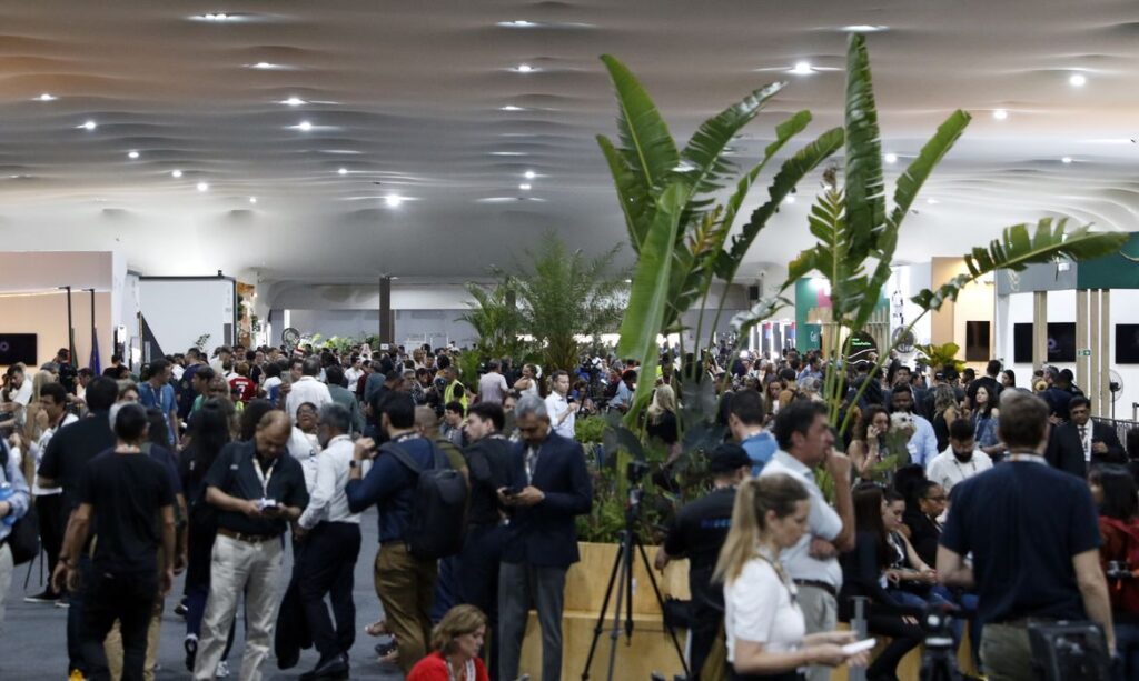 A poucas horas do fim da COP30, negociações prosseguem em Belém