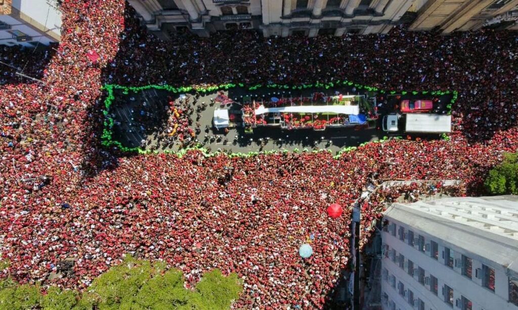 Famílias se juntam à multidão para festejar título do Flamengo no RJ