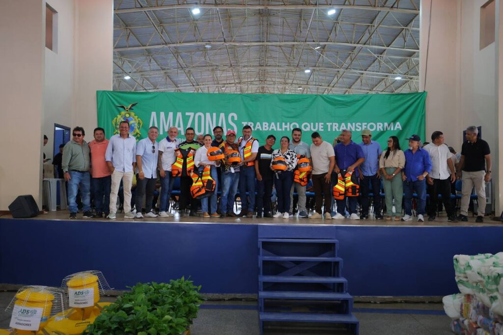 Detran-AM contempla 250 mototaxistas de Nova Olinda do Norte com kits de segurança