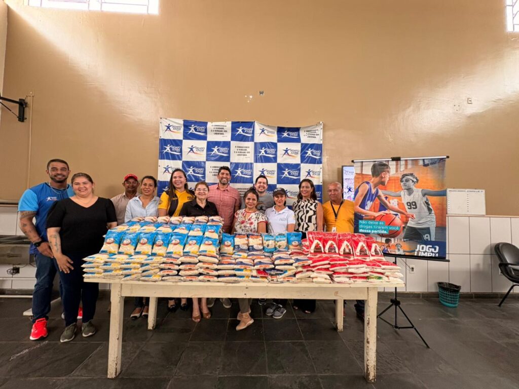 Prefeitura de Manaus entrega alimentos arrecadados em evento de esporte equestre à instituição social